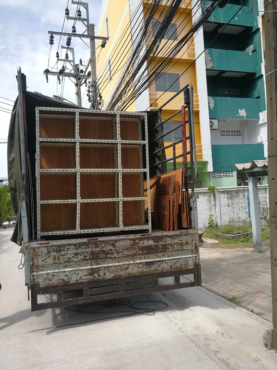 รถบรรทุก 6 ล้อพร้อมชั้นวางและอุปกรณ์สำหรับงานขนย้าย